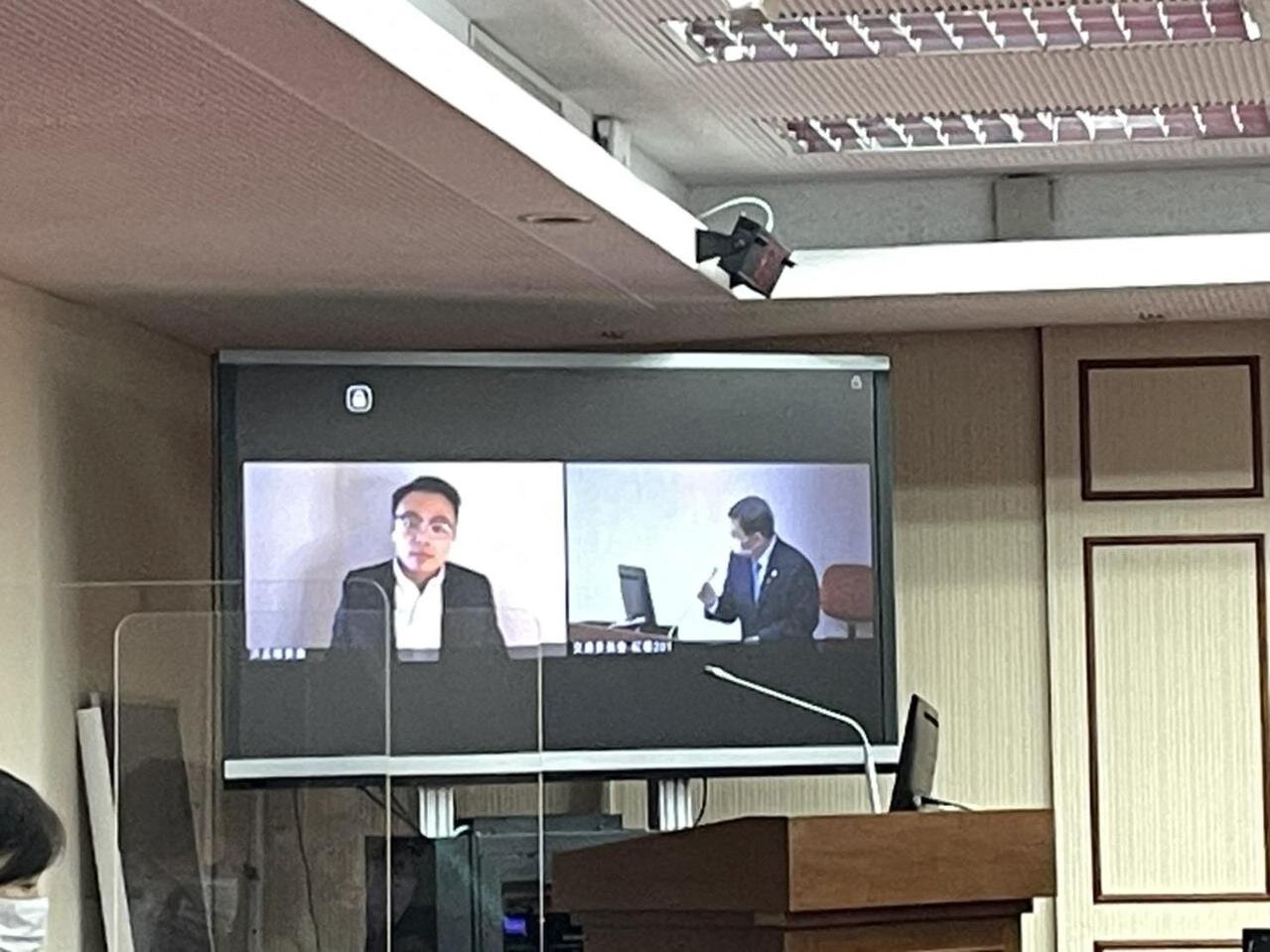 立委洪孟楷（左）今天線上質詢交通部長王國材（右）。記者曹悅華／攝影 