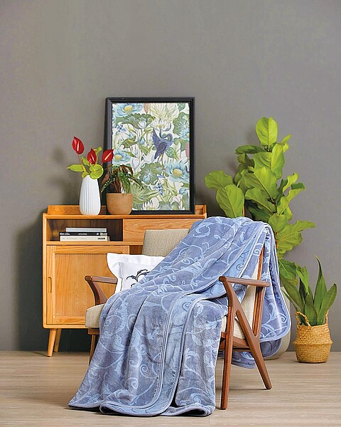 SOGO復興館WEDGWOOD HOME豐饒之角超細纖維印花毛毯+文藝復興印花兩用睡袋,每組原價1萬5960元、特價4980元,3.1折,限量50組。(SOGO提供)