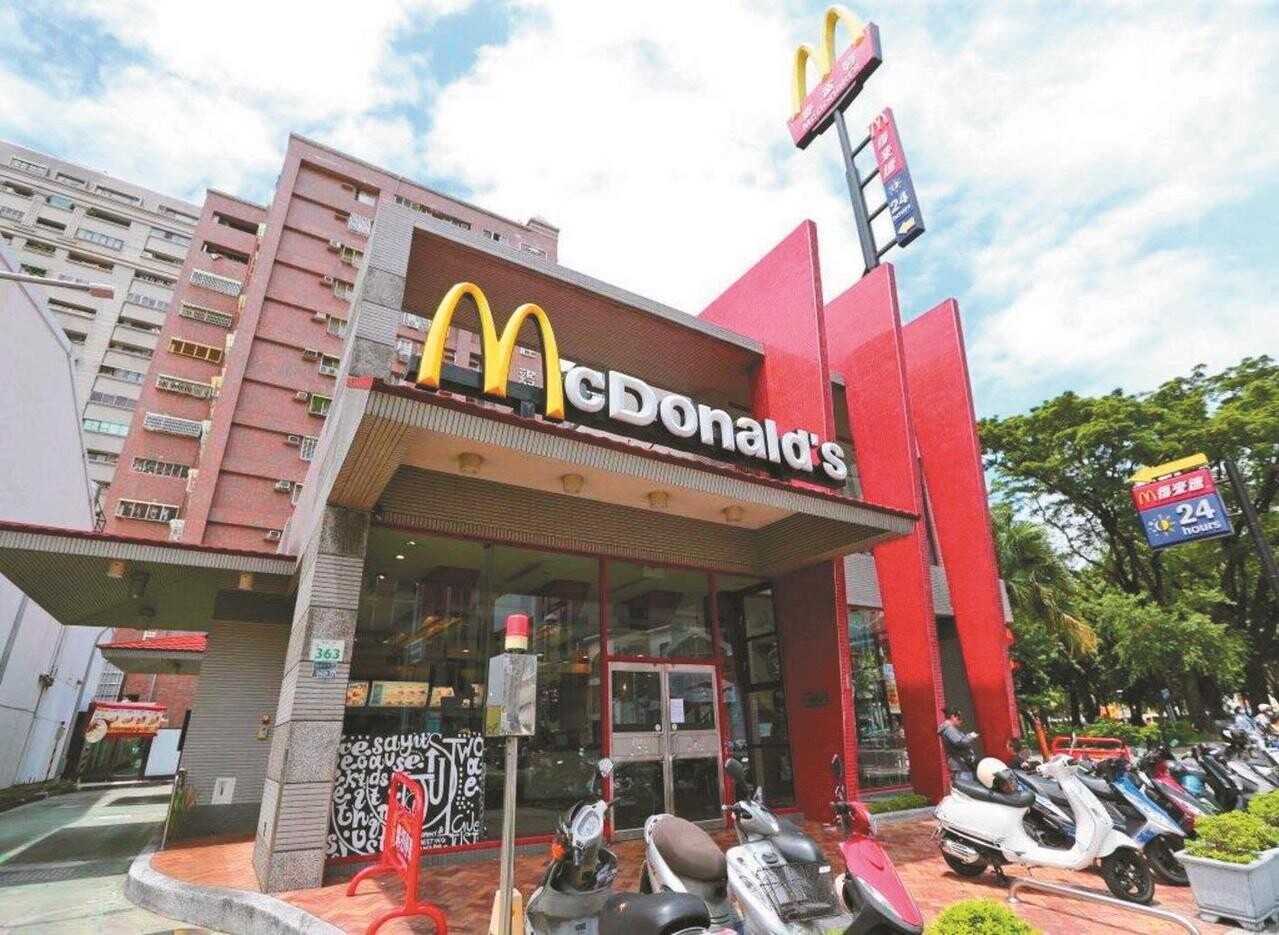 漲價消息一波又一波,連麥當勞也宣布29品項齊漲,中央大學經濟系教授吳大任表示,「通膨應該已是現在進行式」。圖/聯合報系資料庫