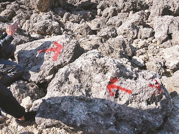 高雄「柴山阿朗壹」祕境遭人噴漆,環團批沒水準。圖/楊吉壽提供