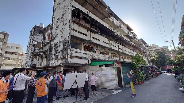 高雄楠梓區慈愛大樓逾50年,住戶也希望都更。圖/高市都發局提供
