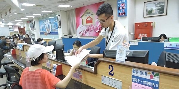 行政院會拍板2022年軍公教調薪本俸、專業加給、主管職務加給三項均調足4%。 圖為公家單位服務民眾。圖/中時電子報資料照片