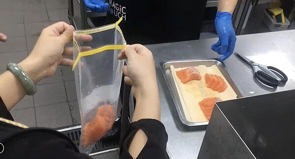 台南市衛生局日前前往仁德家樂福內爭鮮迴轉壽司抽檢鮭魚片兩度都不合格。圖/衛生局提供