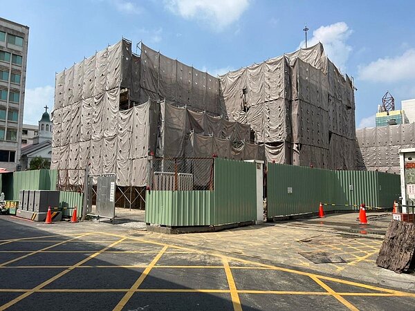 已公告歷史建築的嘉義市文化路郵局,近期招標出租,立委王美惠等人18日質疑遭低於市價賤租。圖/立委王美惠辦公室提供