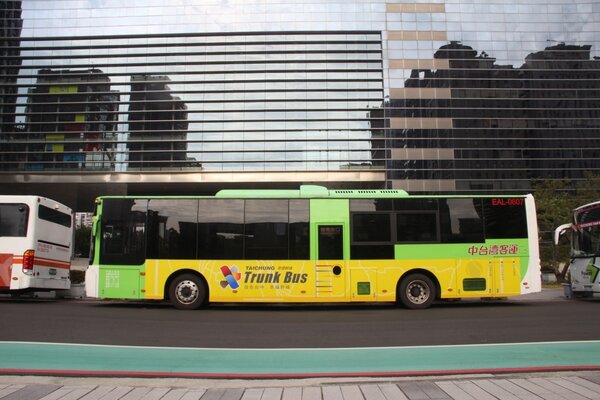 交通局規劃，於民眾搭乘量最多的6大重要幹道推動幹線公車政策。圖／台中市交通局提供