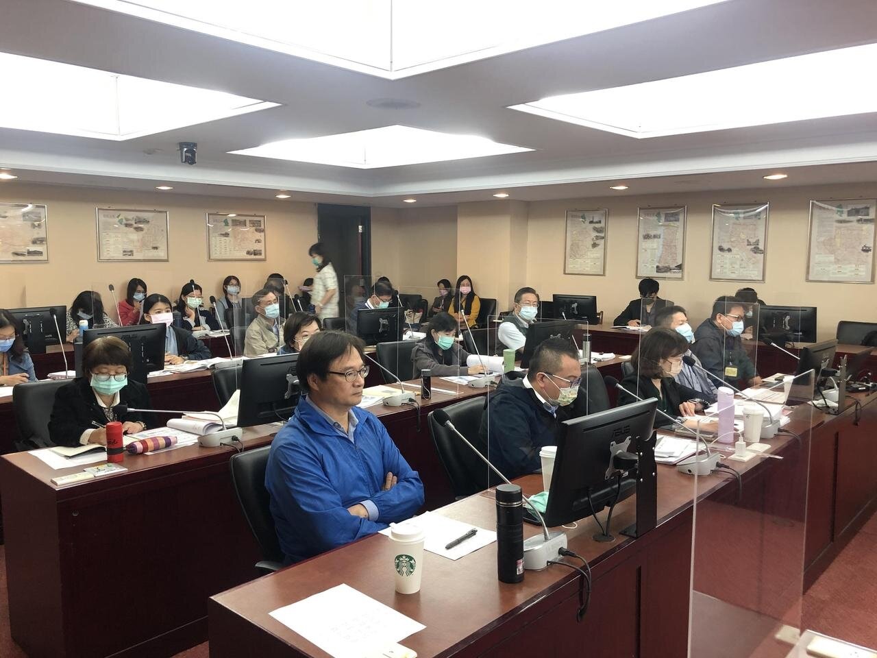 多名議員指出殯葬處徵收土地的流程違反行政程序有瑕疵，北市民政局長藍世聰表情凝重。記者鍾維軒／攝影 