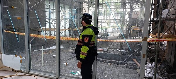 意外現場警方圍起封鎖線採證。圖/記者曾伯愷翻攝