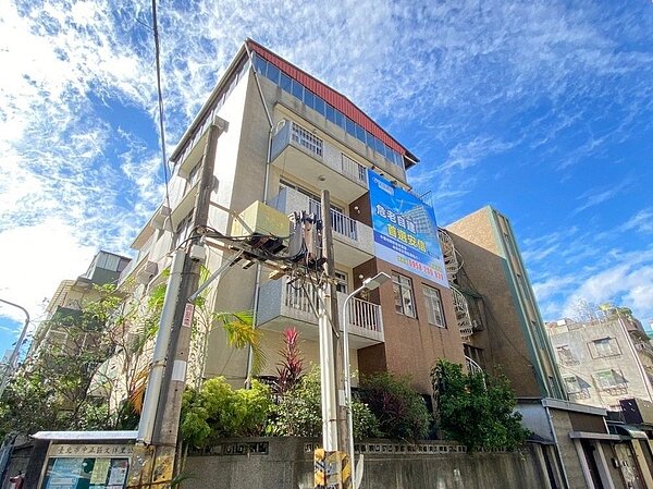 位於信義路2段一棟近50年的透天厝近日進行危老重建。圖/台北市建管處提供