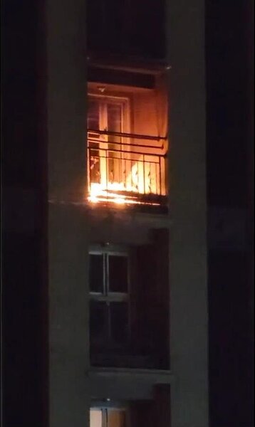 19日晚上新北市五股區新城六路一棟社區住宅9樓陽台竄出火煙，警消獲報派員趕抵灌救。記者曾伯愷／翻攝