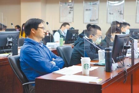 台北市議會民政委員會19日審查北市殯葬處備查案,動用6708萬8000元第二預備金徵收私人土地,北市民政局長藍世聰(左)到場說明。(張立勳攝)