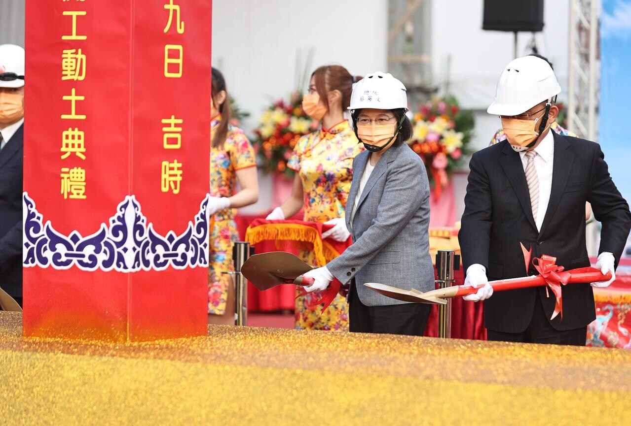 行政院長蘇貞昌（右一）陪同蔡英文總統南下高雄主持社宅動土，蘇致詞表示，研擬公布不配合政策的縣市。記者劉學聖／攝影 