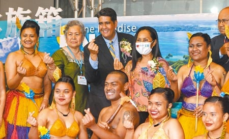 帛琉總統惠恕仁（中）批評華航毒害帛琉旅遊市場，11月完全沒有安排航班，嗆聲換其他航空公司。圖為先前惠恕仁宣布台灣與帛琉之間的旅遊泡泡正式啟動的畫面。（本報資料照片）
