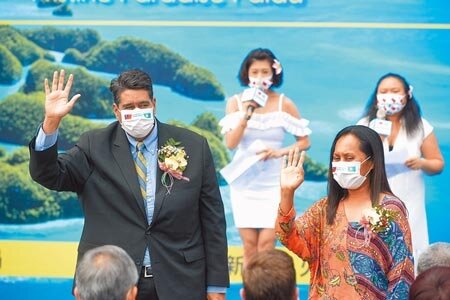 
帛琉總統惠恕仁（左）批評華航毒害帛琉旅遊市場，11月完全沒有安排航班，嗆聲換其他航空公司。圖為先前惠恕仁宣布台灣與帛琉之間的旅遊泡泡正式啟動的畫面。（本報資料照片）
