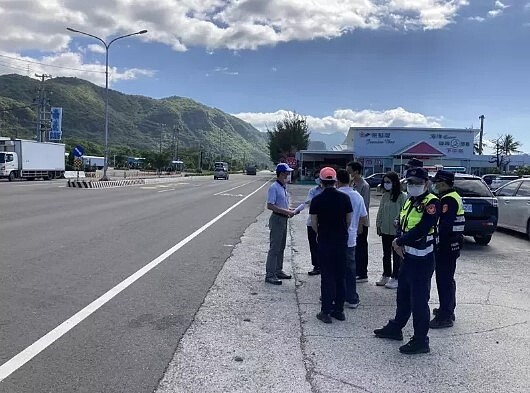 台1線屏東枋山段7-11海豚灣門市旁前天下午發生大型重機高速撞上橫越馬路的賓士轎車事故,交通單位會勘後決議,當地分隔島封閉3個月、速限降為50公里。圖/聯合報