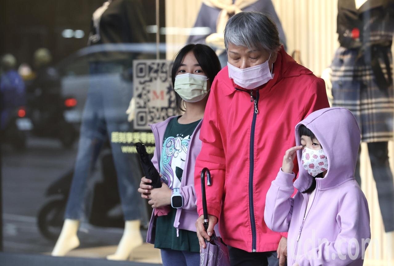 下周一冷空氣南下,強度有機會來到大陸冷氣團等級,最冷時間點落在下周一晚間到下周二清晨,北部低溫下探13度。大台北區今天氣溫已顯溼冷。記者林俊良/攝影