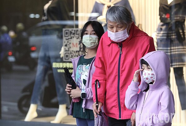 下周一冷空氣南下,強度有機會來到大陸冷氣團等級,最冷時間點落在下周一晚間到下周二清晨,北部低溫下探13度。大台北區今天氣溫已顯溼冷。記者林俊良/攝影