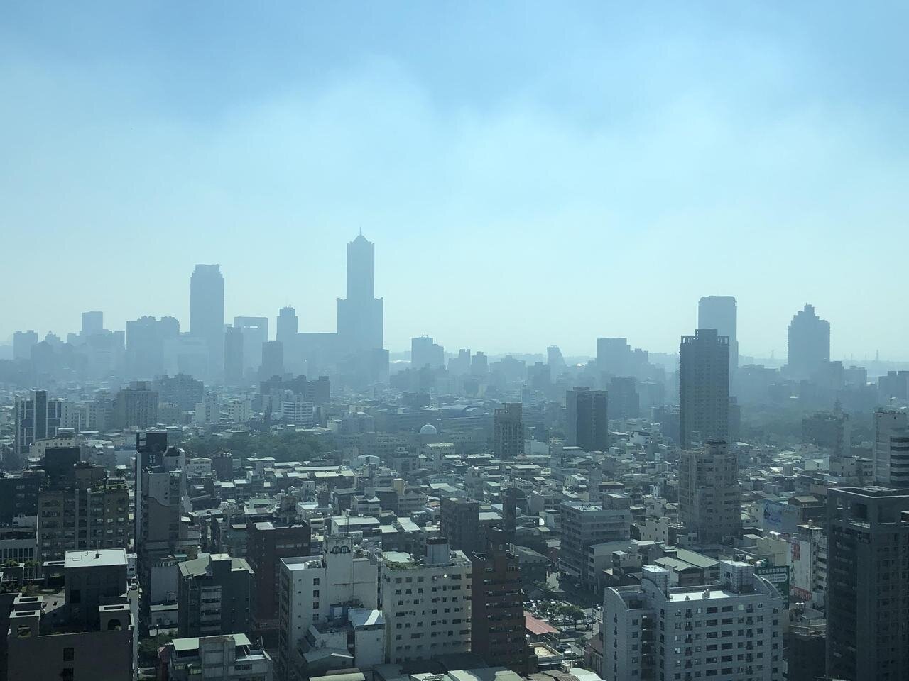 西半部今天風速偏弱，是汙染容易累積的大氣環境，能見度也受到影響。記者王慧瑛／攝影 