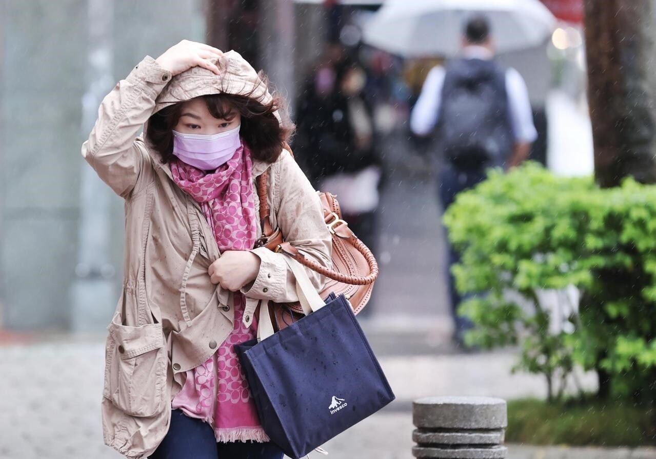 明天鋒面通過、強冷空氣南下，北、東有雨，愈晚愈濕冷。聯合報系資料照