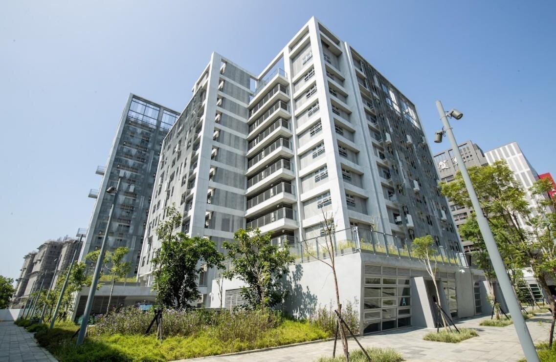 太平育賢社宅租金被議員嫌貴。市府強調,經過3家鑑價公司訪價,同屋齡、屋況肯定較便宜。圖/台中市都發局提供