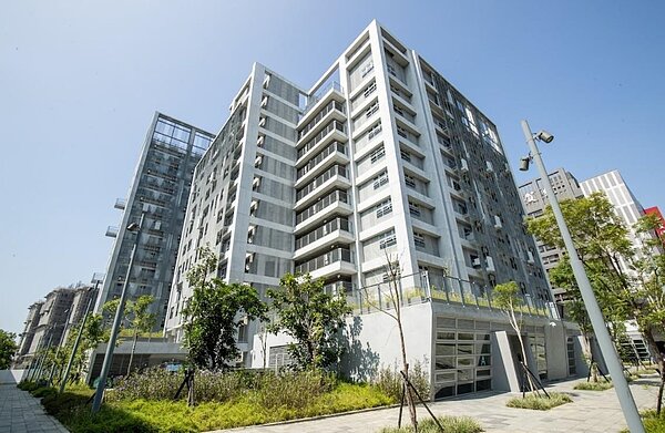 太平育賢社宅租金被議員嫌貴。市府強調,經過3家鑑價公司訪價,同屋齡、屋況肯定較便宜。圖/台中市都發局提供