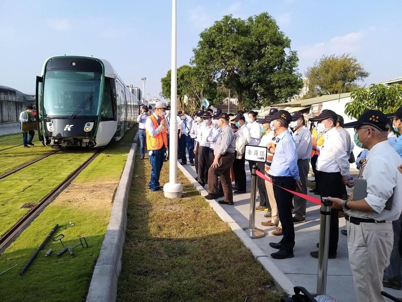 高市府盼高雄輕軌年底前可通車至高雄美術館，鼓山區公所站（C17）至美術館站（C20）在營運前有5項要改善完成。圖／高市交通局提供