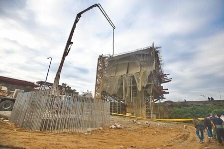 捷運三鶯線高架灌漿工程，20日發生倒塌事故釀3死2傷，新北市長侯友宜現場勒令停工。（杜宜諳攝）