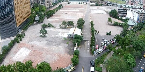 台電南港北儲中心舊址AR-1公辦都更案25日舉行簽約典禮,更新後台電將透過權利變換方式,分回獨棟商用辦公大樓,達到台電資產活化及帶動南港地區發展願景。圖/台電提供