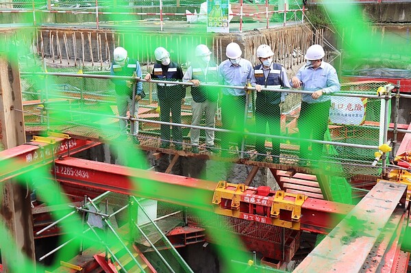 提升工地安全，德川營造獲頒民間低風險工地認證。圖／新北市勞工局提供