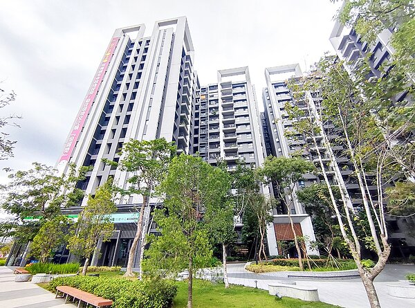 現在大樓都有退縮,加上大量植樹給予的隱蔽性,能輕鬆望見綠意的低樓層「樹梢戶」漸漸成主流物件之一,且低樓層最大的優勢就是若發生緊急狀況,也可以用最少的時間離開,許多人認為相對安全。圖/業者提供