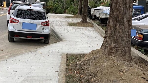 台中市議員朱暖英指出,市府應逐一盤點清理公有畸零,把鄰避所在清理乾淨。圖/朱暖英提供