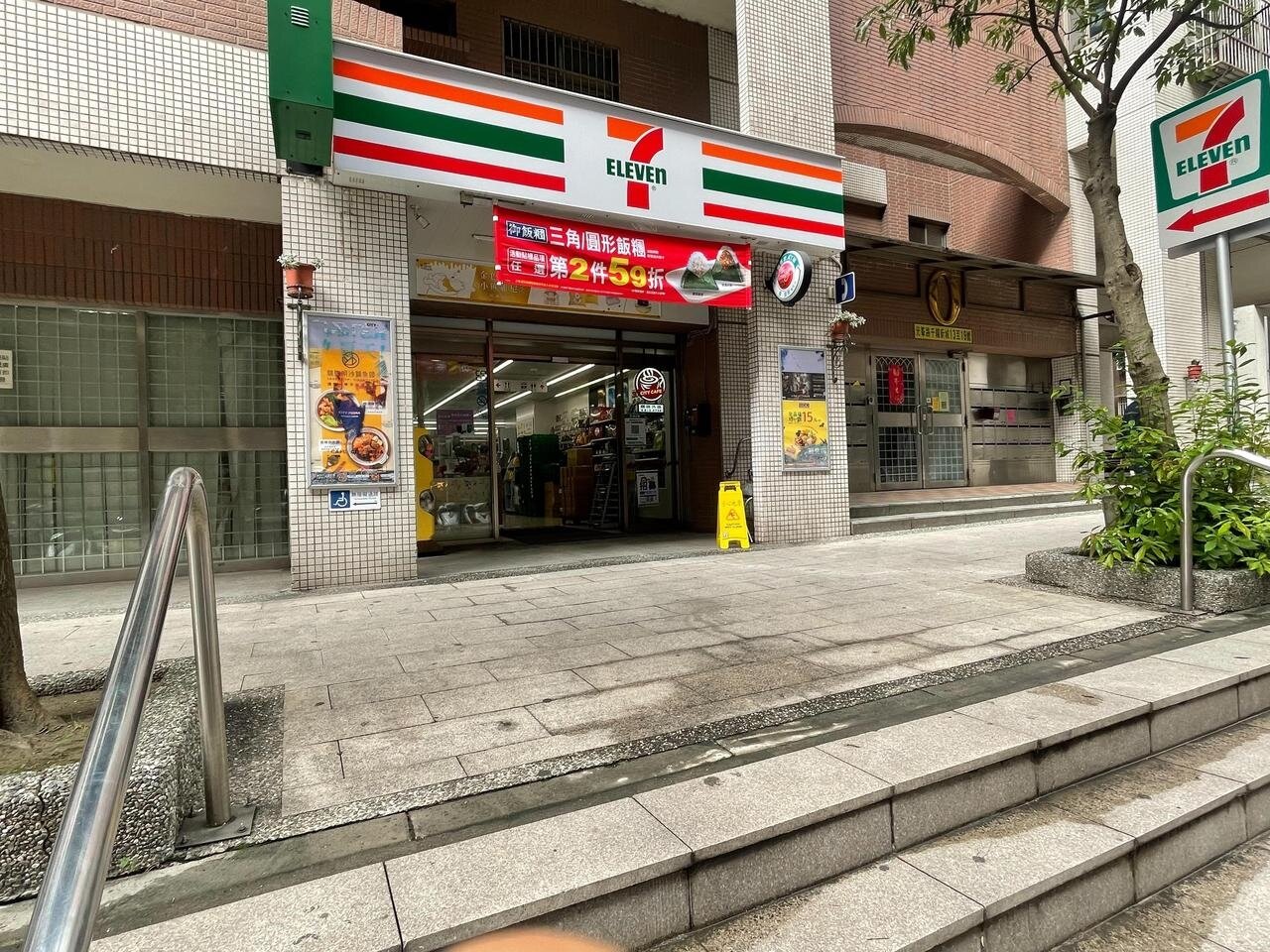 命案現場血跡經鑑識小組採證後,已清洗乾淨,事發超商上午9時許已恢復營業。記者楊湛華/攝影