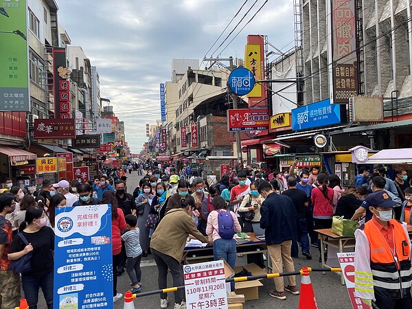 大甲夜市試辦徒步區守護空品，祭消費券滿額抽好禮。圖／台中市環保局提供