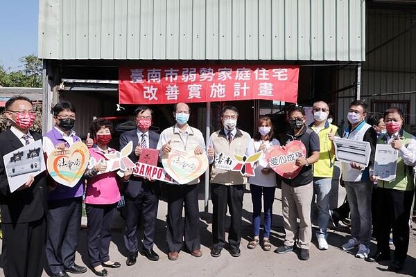 台南歸仁一家五口擠雞寮,志工助修繕住家。圖/台南市政府提供