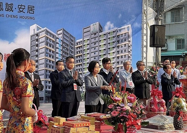 國家住都中心於19日首度進軍南臺灣人口最多的鳳山區,由總統蔡英文親自執鏟,行政院長蘇貞昌、內政部部長徐國勇、高雄市市長陳其邁等各方嘉賓一同蒞臨,祈求工程順利進行。圖/國家住都中心提供
