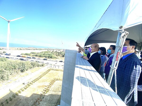 行政院長蘇貞昌(中)聽取台電董事長楊偉甫說明彰化離岸風電發展概況。記者劉明岩/攝影