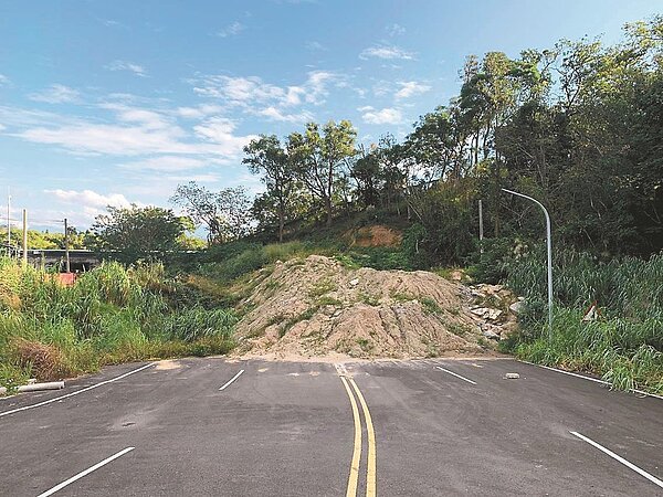 新竹縣寶山鄉新林路穿越國道1號涵洞工程停擺至今,居民擔心成為萬年爛尾斷頭路。記者巫鴻瑋/攝影