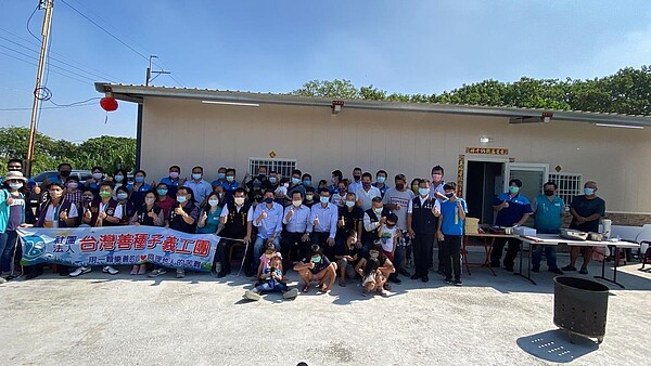 善種子義工團250名義工替嘉縣六腳鄉1家6口蓋房,也有上千人捐款買房屋材料,昨完工入厝。記者魯永明/攝影
