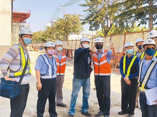 高市勞工局長周登春（中）21日帶隊聯合檢查高雄捷運工程工地。圖／高雄市勞工局提供
