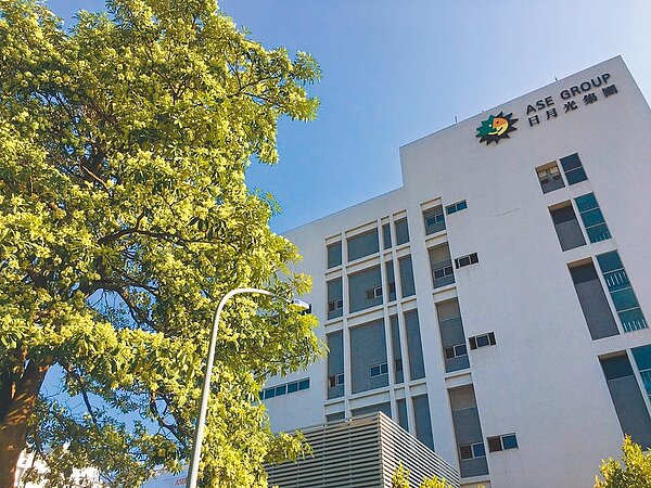 近日高雄市居民不斷檢舉工廠偷排有毒氣體或工業管線洩漏化學物質,環保局疲於奔命四處現勘,發現元凶全都是11月正處開花旺季的黑板樹導致。(高市環保局提供/袁庭堯高雄傳真)