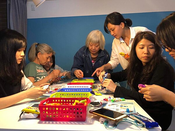 新北市將持續在社宅推廣「青銀共居」,期盼藉計畫讓長者多與年輕人互動,增加社區認同感。圖/新北市城鄉局提供