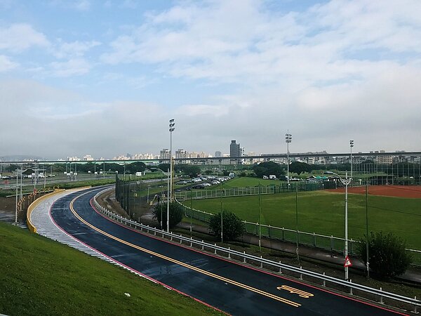 新北市政府高灘處為了為確保整體道路品質，提供市民更優質且安全的通行環境，重新設計疏洪十二路線型。圖／新北市政府提供