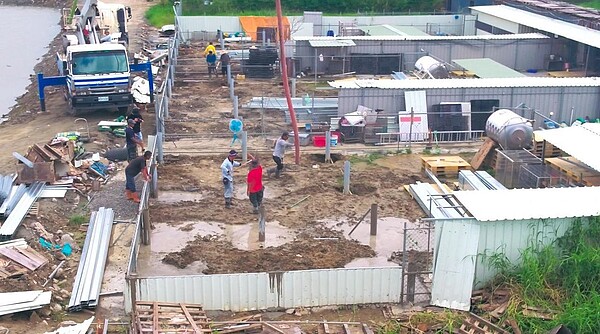 「台灣貓狗聯合勸募平台」在網路上發起集資行動,募集200萬元完成黃媽媽狗園原地架高工程。圖/台灣動物緊急救援小組提供