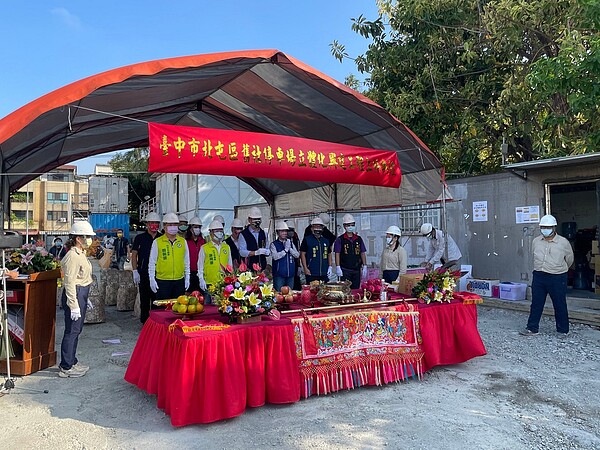 舊社停車場立體化工程於22日舉辦上梁祈福儀式,工程預計2022年初完工。圖/新北市政府提供