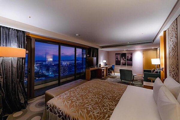 高雄市各家飯店搶攻跨年假期商機,紛紛推出「2022跨年優惠專案」,圖為高雄福容飯店的景觀套房。圖/業者提供