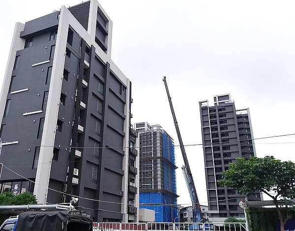 立委點出建商在銀行成數外的資金缺口,多轉向民間融資公司借貸,成為房市資金管制的漏洞。圖/好房網News記者林和謙攝