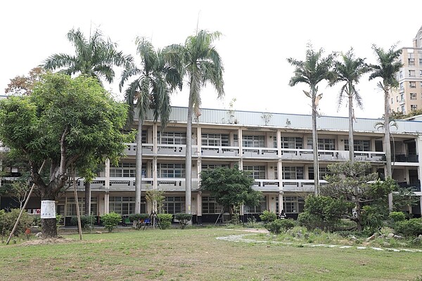 台中市政府投入工程經費1億1194萬進行豐原區南陽國小和平樓拆除重建工程,預計113年完工啟用。圖/台中市政府提供