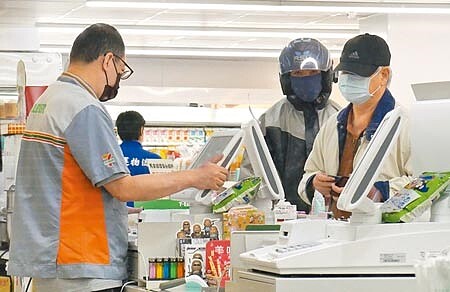 對於超商員工勸導配戴口罩卻喪命一事,22日陳時中表示,一般的民眾沒有一定要勸導,民眾若勸導無效,可以報警,責任在警察單位,盡到提醒就好,圖為超商員工幫民眾結帳互動情形。(陳俊吉攝)