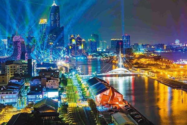 高雄市跨年傳出有旅宿業哄抬房價,觀光局怒喊要查。圖為去年跨百光年盛況。(高市府提供/柯宗緯高雄傳真)
