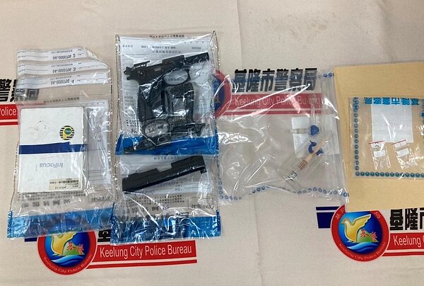 基隆市警方逮捕涉及兩起糾眾暴力事件的吳男,並查獲安非他命及槍枝組件等證物。記者邱瑞杰/翻攝