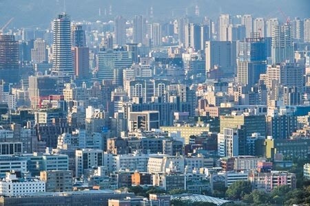 財政部昨邀集房價顯著波動縣市開會，新北市、桃園市、台中市、高雄市等四都與新竹縣市皆表態，會研議跟進訂定房屋稅差別稅率。（本報資料照片）